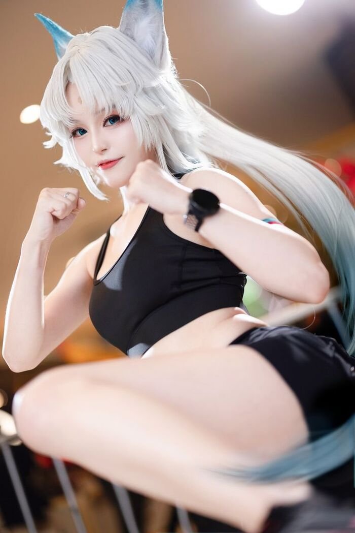 ảnh cosplay mèo tóc trắng