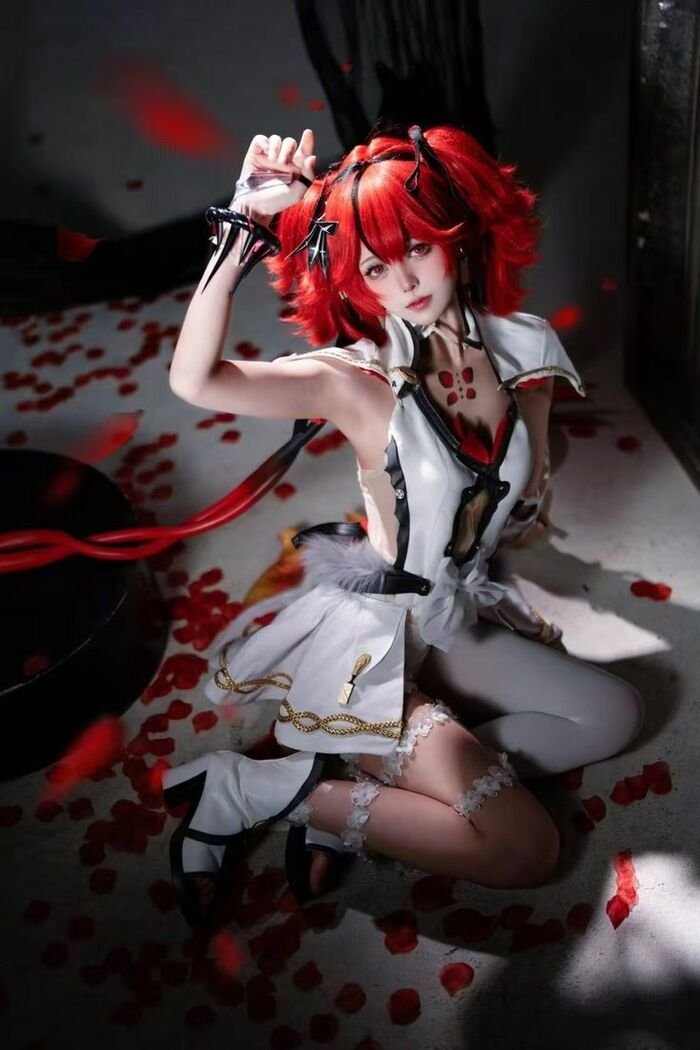 ảnh cosplay phù thủy ngầu lòi