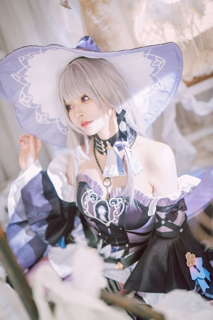 ảnh cosplay phù thủy tinh khiết