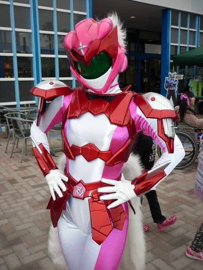 cosplay siêu nhân hồng
