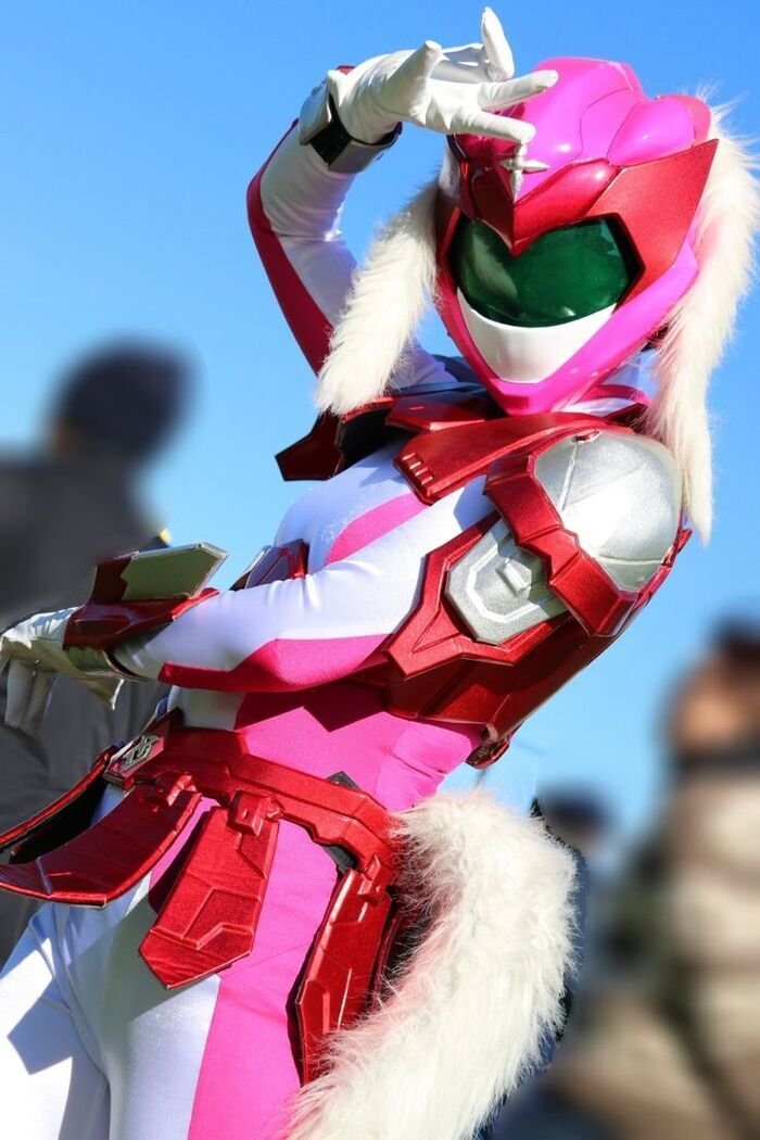 cosplay siêu nhân màu hồng