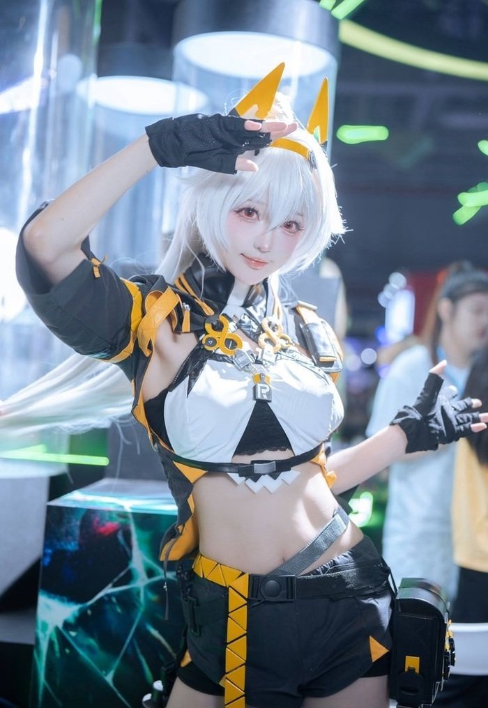cosplay siêu nhân tóc trắng